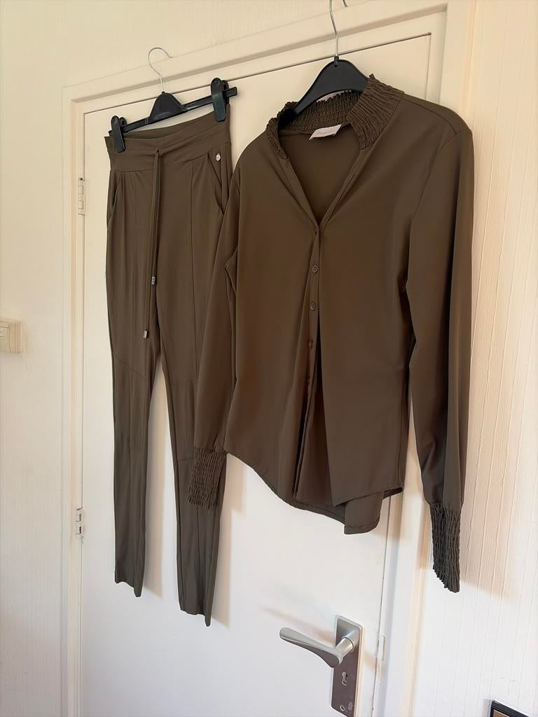 Daelin Travel Pak Donker Groen - Blouse S, Broek XS, Ophalen of Verzenden, Zo goed als nieuw