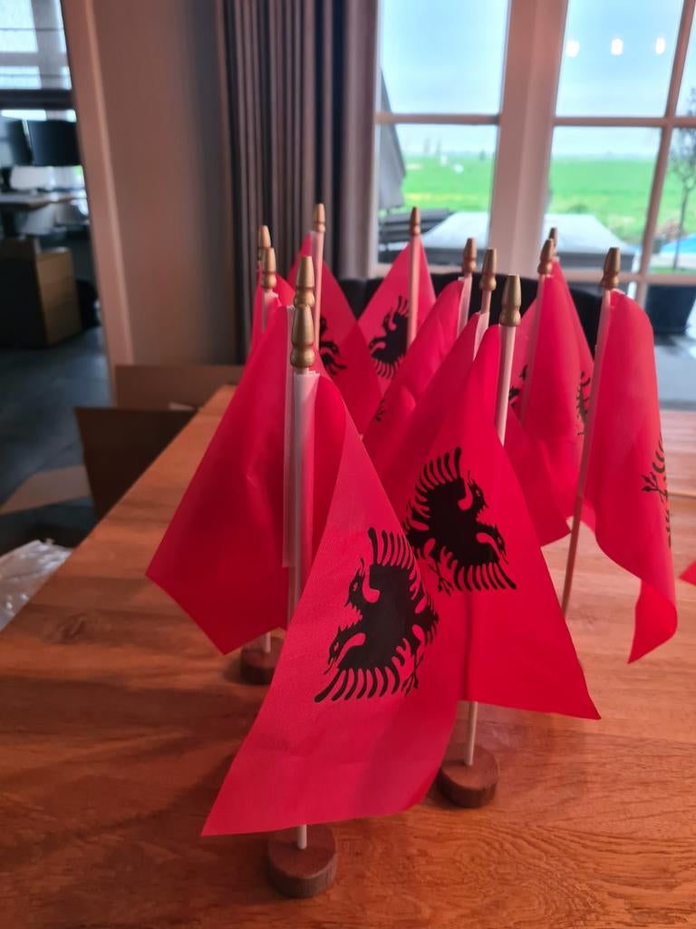 Albanese vlag en tafelvlaggetjes, Ophalen