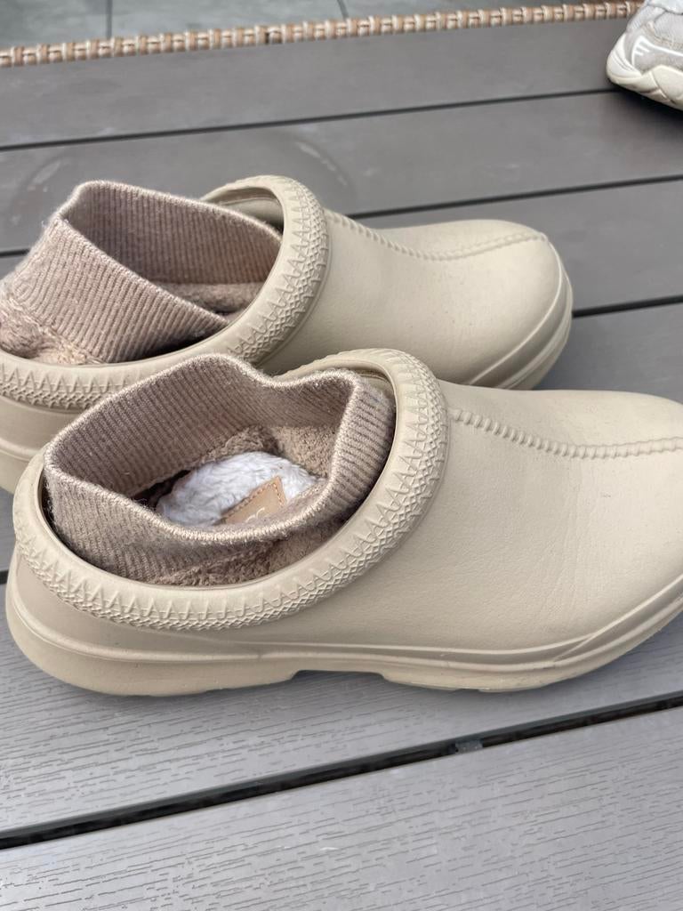 Ugg Tasman pantoffels in beige - Zo goed als nieuw, Ophalen of Verzenden, Zo goed als nieuw, Beige, Pantoffels of Sloffen