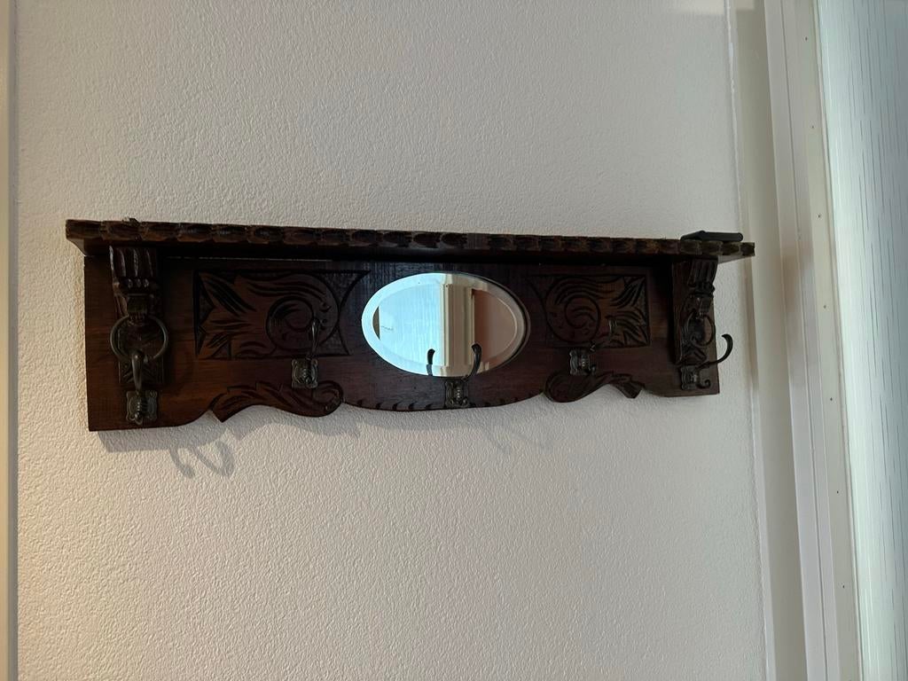 Antieke houten kapstok met leeuwenkoppen en spiegel, Wandkapstok, Gebruikt, Ophalen of Verzenden, Minder dan 100 cm