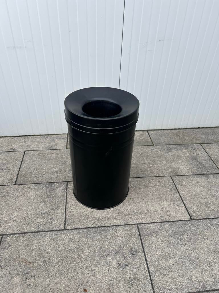 Zwarte ronde prullenbak met deksel, Ophalen, Gebruikt, 50 tot 75 cm, 20 tot 30 liter