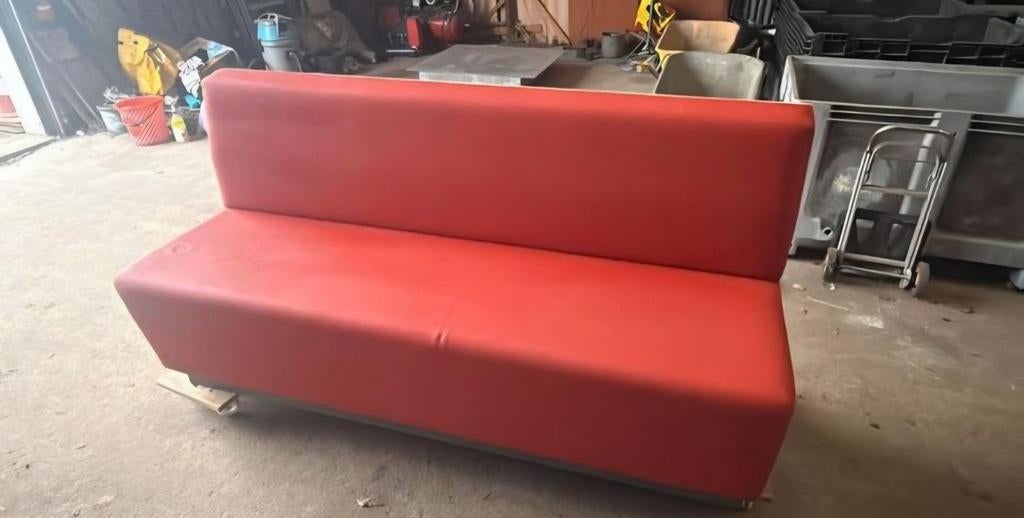 Nieuwe bank voor wachtkamer of kroeg - Rood, 150 tot 200 cm, 75 tot 100 cm, Ophalen of Verzenden, Rechte bank