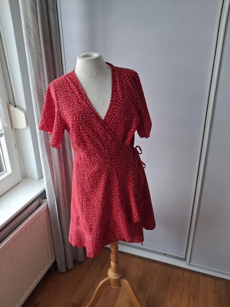 SHEIN RODE OVERSLAG JURK MET WITTE STIPPEN MAAT L