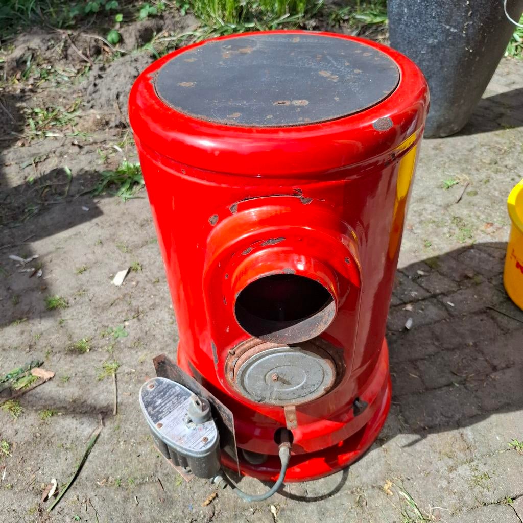 Oude olie kachel stookolie of petroleum, Huis en Inrichting, Kachels, Ophalen, Overige brandstoffen, Petroleumkachel