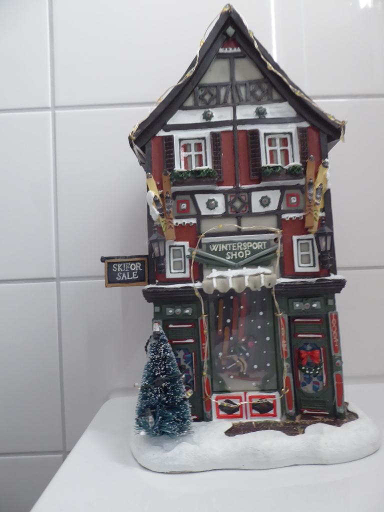 Luville  - Wintersport shop -  ik ruim op, Diversen, Ophalen of Verzenden, Zo goed als nieuw