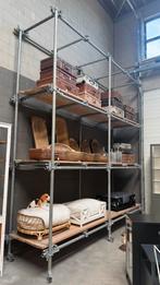 Industriële stelling op wielen met houten planken, Ophalen