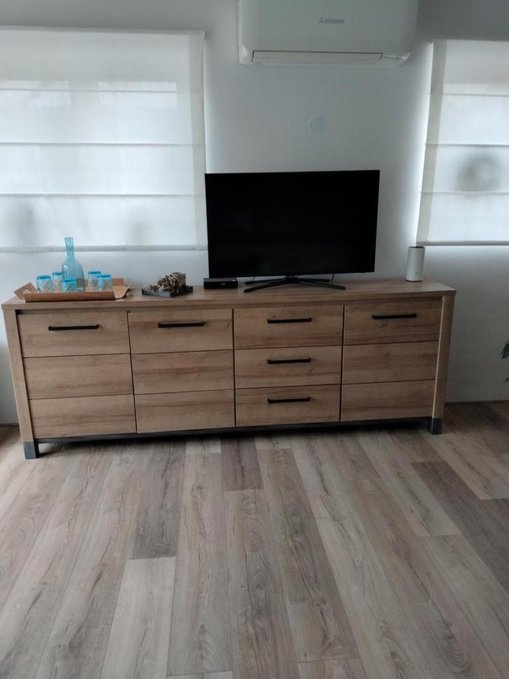Modern dressoir met veel opbergruimte, Huis en Inrichting, Kasten | Dressoirs, Gebruikt, 200 cm of meer, 25 tot 50 cm, Met lade(s)