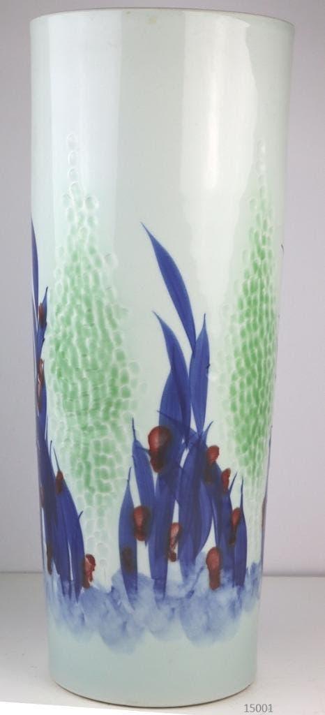 grote vaas versierd met bloemen., Antiek en Kunst, Ophalen of Verzenden