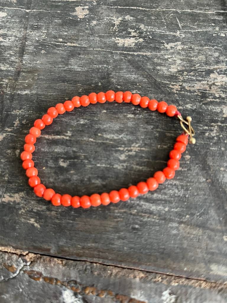 Antieke bloedkoralen armband met gouden kapittelstokje, Sieraden, Tassen en Uiterlijk, Antieke sieraden, Ophalen of Verzenden