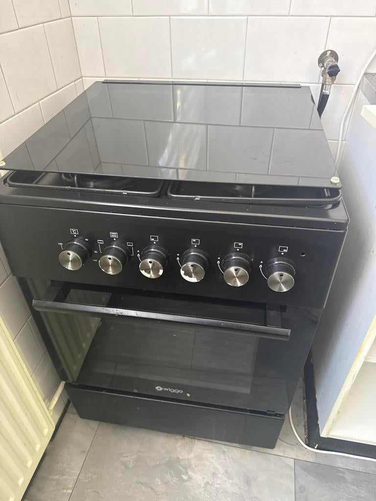 Wiggo gasfornuis met oven - Zwart, netjes, Witgoed en Apparatuur, Fornuizen, Gebruikt, Gas, 85 tot 90 cm, 4 kookzones