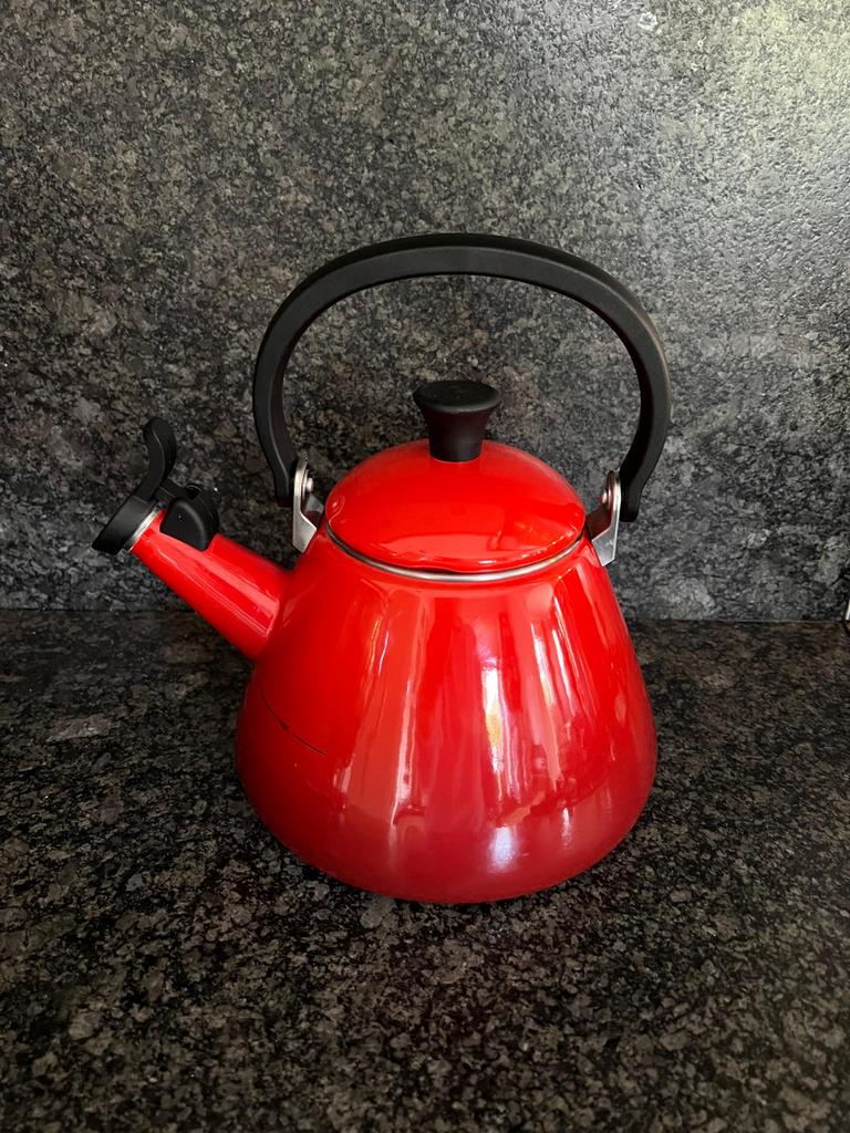 Le Creuset Fluitketel “Kone” rood, 1 tot 2 liter, Ophalen of Verzenden, Gebruikt