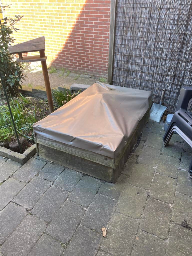 Zelfbouw zandbak (135x85cm) met afdekzeil en zand, Ophalen, Gebruikt