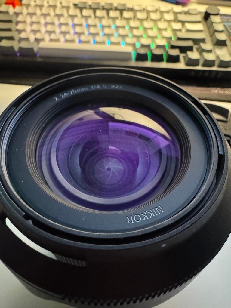 Nikon Z 24-70mm F/4 S lens met zonnekap, Ophalen of Verzenden, Zo goed als nieuw, Standaardlens, Zoom