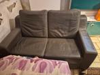 Bruin leren bank - gebruikt met doorgezakte armleuning, Huis en Inrichting, Banken | Bankstellen, Ophalen, Gebruikt, Tweepersoons
