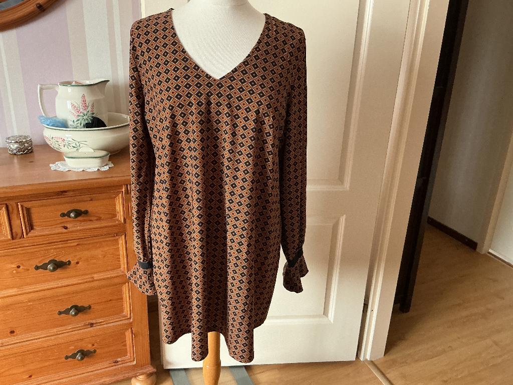 Bruin/zwarte tuniek van Plus Basics. Maat 46, Kleding | Dames, Grote Maten, Plus Basics, Bruin, Blouse of Tuniek, Ophalen of Verzenden