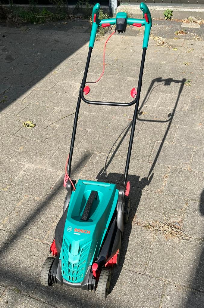 Grasmaaier Bosch ARM 34 electrisch, Ophalen, Elektrische grasmaaier, Zo goed als nieuw, Opvangbak