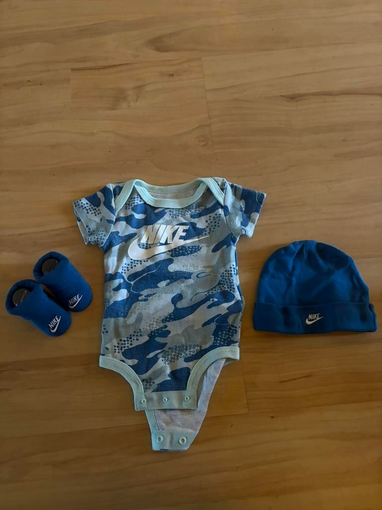 Nieuw stoer  baby setje van Nike in legerprint 0-6 mnd, Ophalen of Verzenden, Nieuw