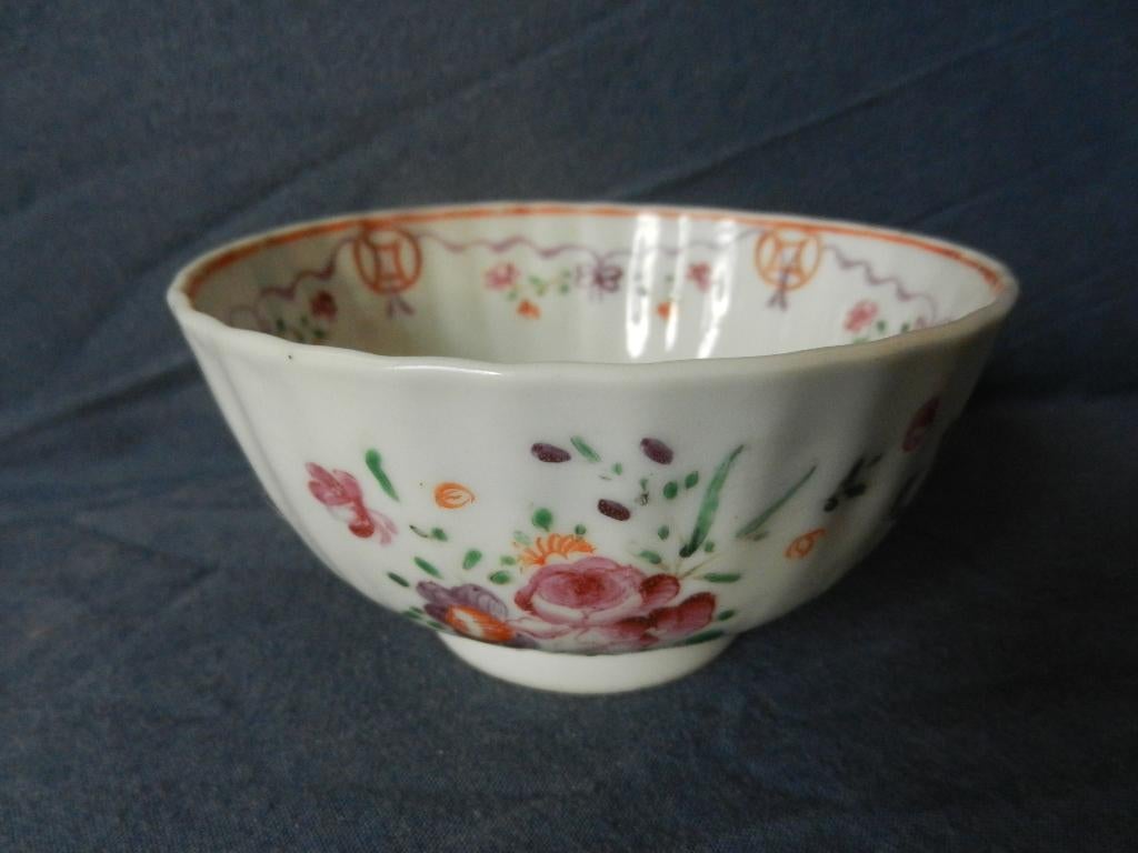 Chinese porseleinen kom famille rose bloemdecor ca 1770 Gaaf, Ophalen of Verzenden