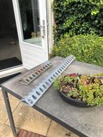 Zinken kippenvoerbakken, Meerdere dieren, Kip