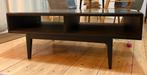 Donkerbruine houten salontafel (met glasplaat), Huis en Inrichting, Tafels | Salontafels, Ophalen, Gebruikt, 100 tot 150 cm, 50 tot 100 cm
