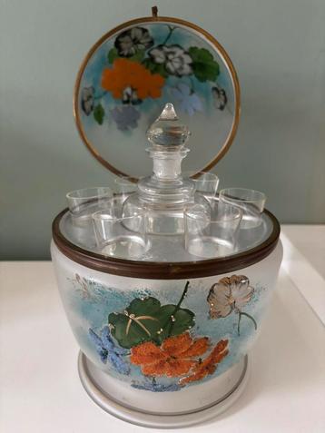 Bijzondere antieke minibar in een beschilderd glazen ei beschikbaar voor biedingen