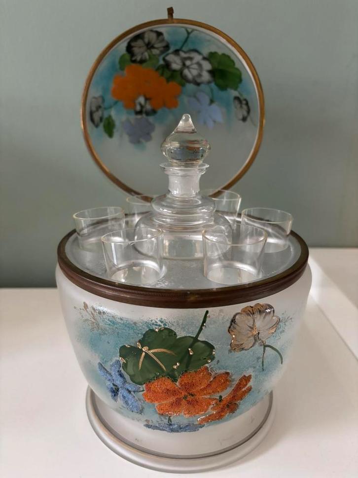 Bijzondere antieke minibar in een beschilderd glazen ei, Antiek en Kunst, Antiek | Glas en Kristal, Ophalen