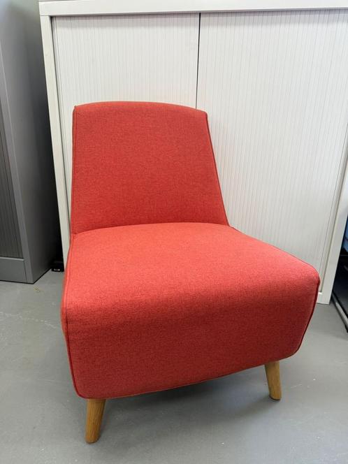 Made fauteuil oranje, Huis en Inrichting, Fauteuils, Zo goed als nieuw, Hout, Stof, 50 tot 75 cm, 75 tot 100 cm, Ophalen