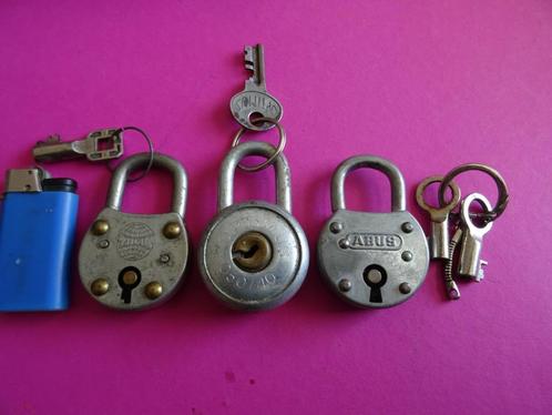 3X OUDE HANGSLOTEN MET SLEUTELS SLOT SLOTEN SLEUTEL, Antiek en Kunst, Curiosa en Brocante, Ophalen of Verzenden