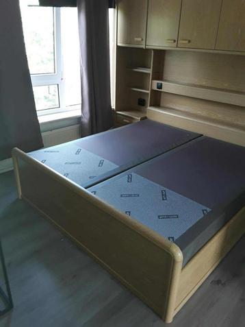 Tweepersoonsbed met kastenombouw + matrassen – €20 beschikbaar voor biedingen