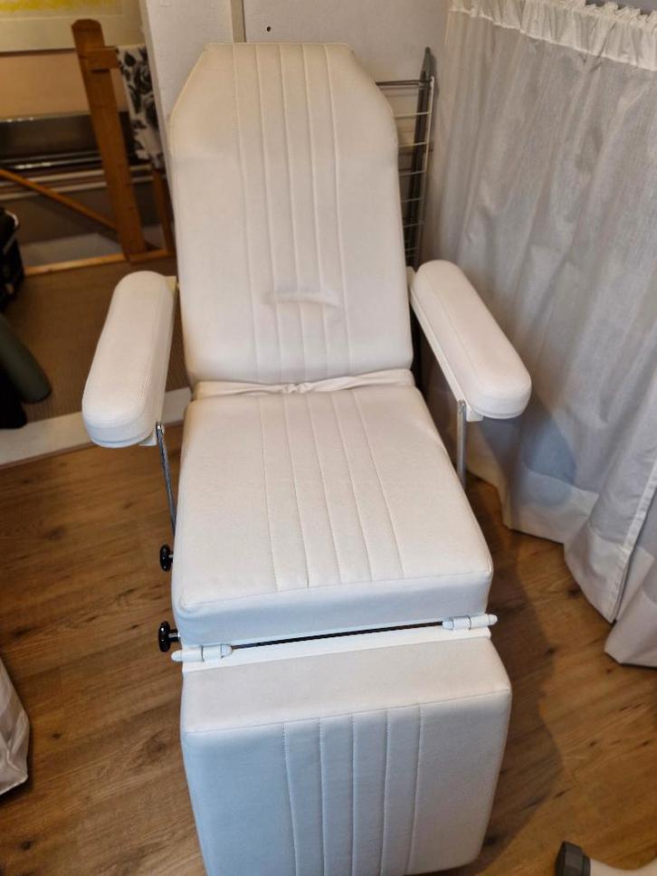 Mooie en nette behandelstoel voor schoonheidsspecialiste., Witgoed en Apparatuur, Persoonlijke-verzorgingsapparatuur, Zo goed als nieuw