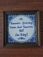 Ingelijste Delfts blauwe tegel 15x15 cm 'Remember yesterday', Antiek en Kunst, Ophalen of Verzenden