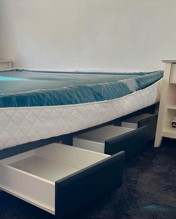Compleet waterbed met luxe ombouw beschikbaar voor biedingen
