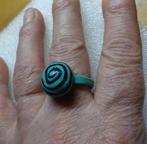 Groene kunststof ring - bolletje met zwart spiraal, Sieraden, Tassen en Uiterlijk, Ringen, Kunststof, Gebruikt, 17 tot 18, Dame