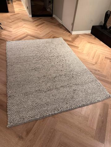 Hoogpolige vloerkleed beschikbaar voor biedingen