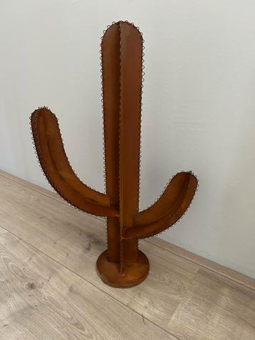 Stoer Cactus Beeld van Metaal beschikbaar voor biedingen
