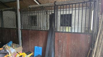 Te koop: Stalwanden met metalen spijlen en houten panelen beschikbaar voor biedingen