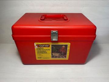 Bijzondere vintage Curver naaibox naaimand in de kleur rood beschikbaar voor biedingen
