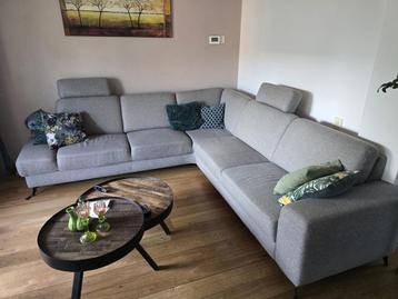 Mooie Hoekbank te koop! Afm. ca 255x270cm beschikbaar voor biedingen