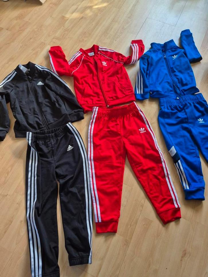 Adidas trainingspakken maat 98 en 104, Kinderen en Baby's, Kinderkleding | Kinder-kledingpakketten, Zo goed als nieuw, Ophalen of Verzenden
