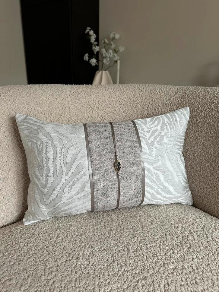 Luxe handgemaakte sierkussen 30x50, Huis en Inrichting, Woonaccessoires | Kussens, Nieuw, Grijs, Ophalen of Verzenden