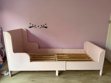 Roze kinderbed met lattenbodem en matras beschikbaar voor biedingen