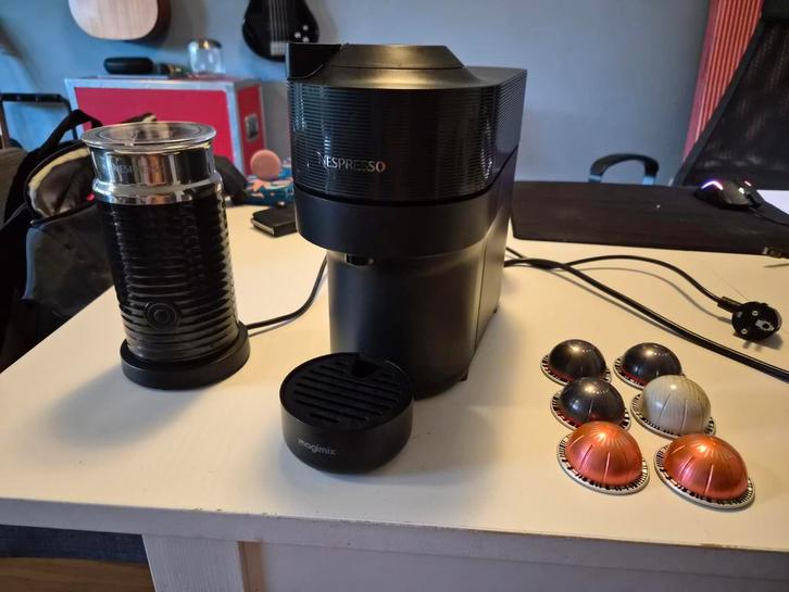 Nespresso Vertuo Next + Aeroccino melkopschuimer, Witgoed en Apparatuur, Koffiezetapparaten, Zo goed als nieuw, Koffiepads en cups