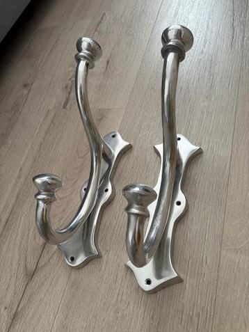 2 Grote Metalen Kapstokhaken beschikbaar voor biedingen