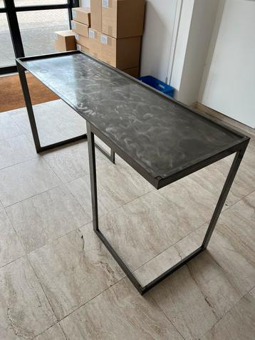 Sidetable, metaal, gelakt, geborsteld 