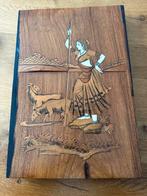 Indisch houtsnijwerk met vrouw en geiten, Ophalen