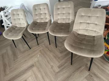 Mooie eetkamerstoelen beschikbaar voor biedingen