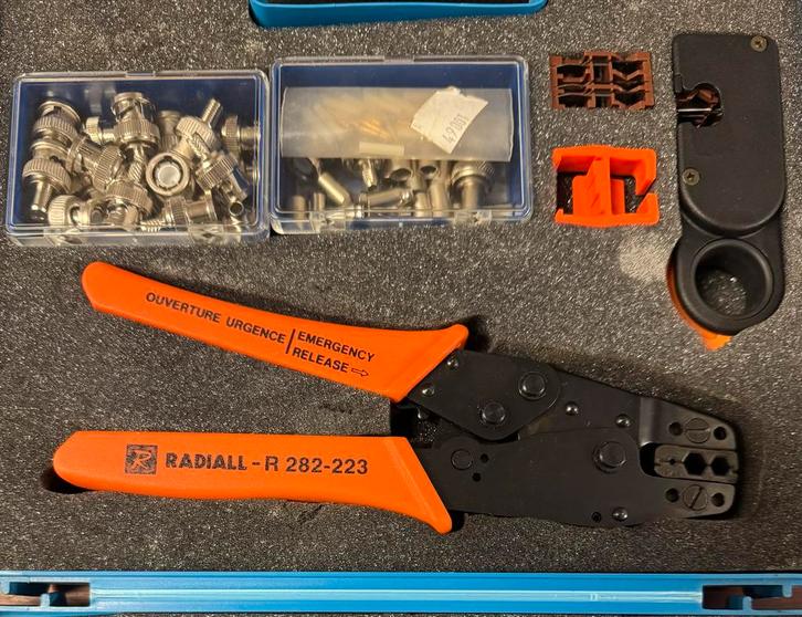 Radiall-R 282-223 Krimptang - Zo goed als nieuw, Doe-het-zelf en Verbouw, Gereedschap | Handgereedschap, Zo goed als nieuw, Ophalen of Verzenden