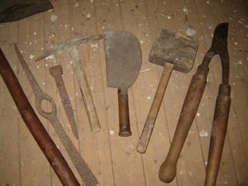 antiek gereedschap beschikbaar voor biedingen