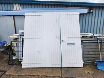 141 - Houten, witte (garage)deur, schuurdeur beschikbaar voor biedingen