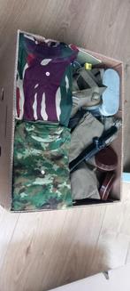 Bananendoos vol van alles, Verzamelen, Militaria | Algemeen, Ophalen of Verzenden, Landmacht, Nederland, Embleem of Badge